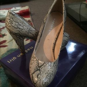 Snake skin print Shoes sized 71/2 booties size 8